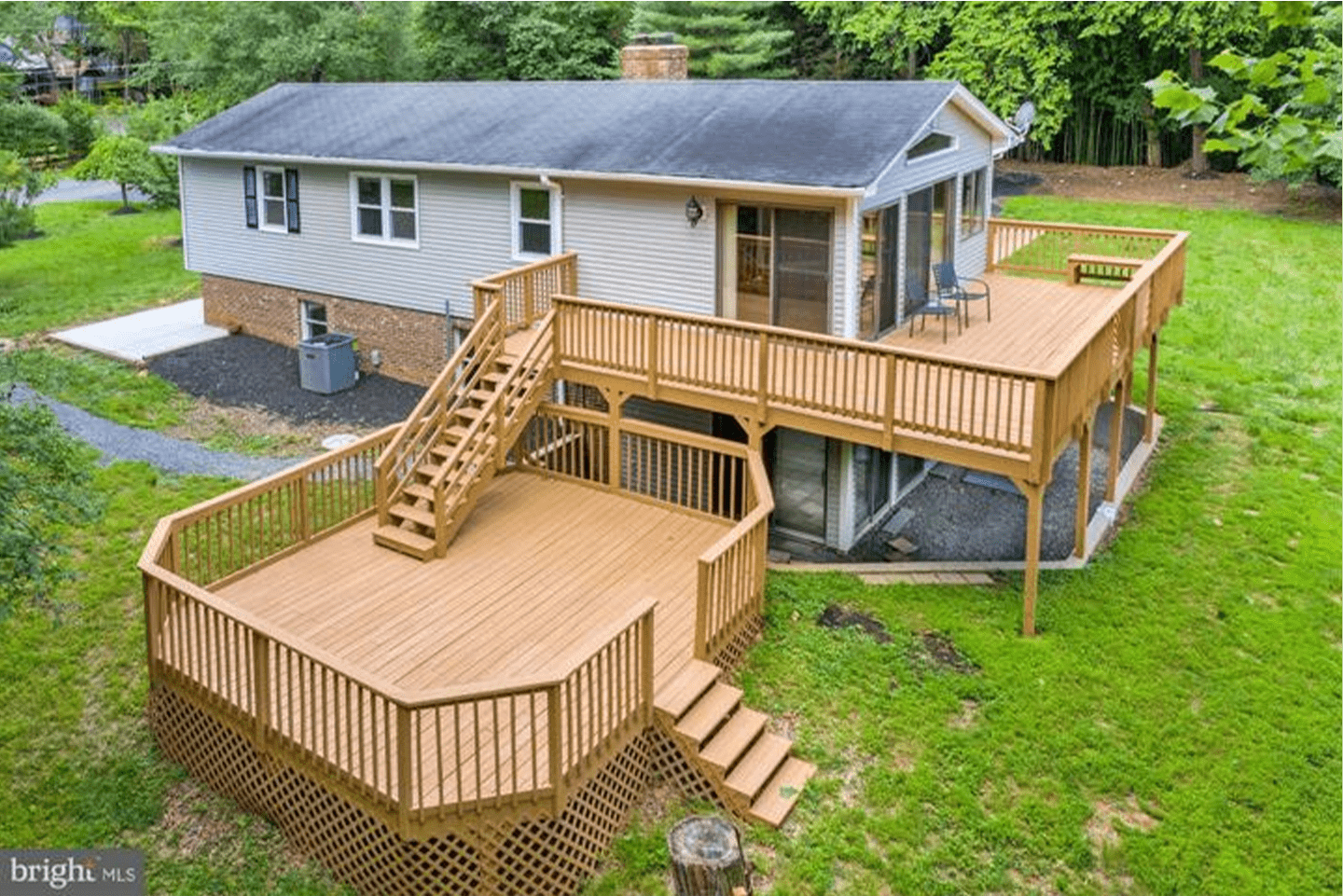 MiConv.com__HAS IT_S OWN PRIVATE DECK..!!